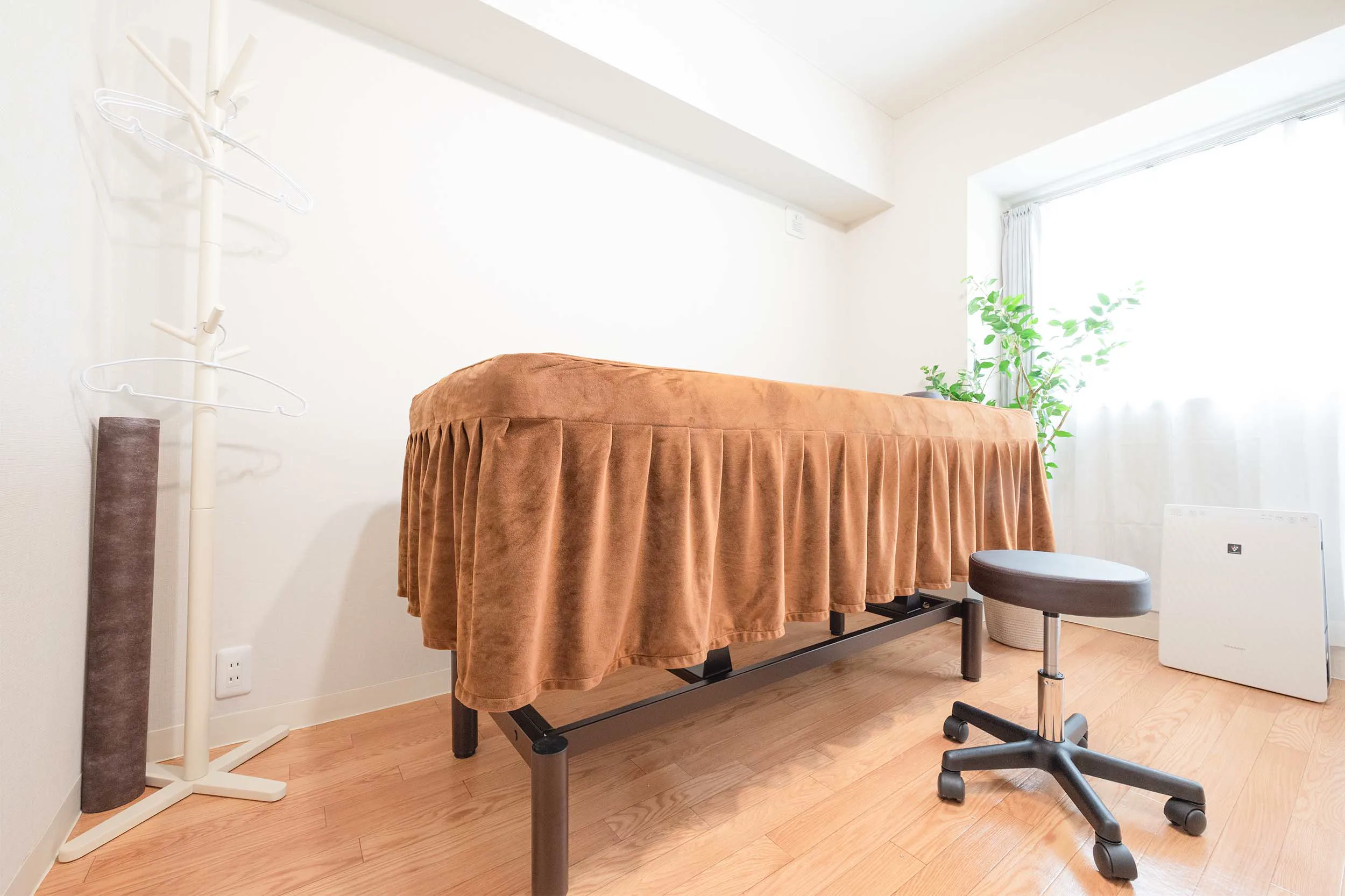 手動昇降 メイン施術用ベッド（有孔）